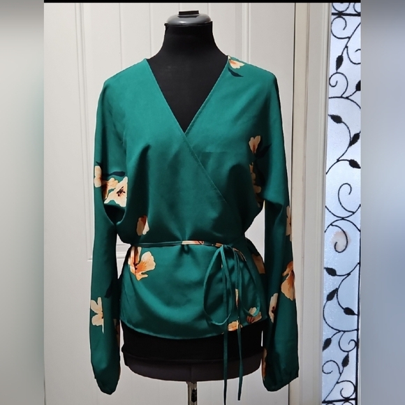 Aritzia Tops - Wilfred Aritzia Lilia Green Floral Wrap Blouse Size L